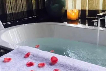 杭州临安水疗池中的失重冥想：当身体学会漂浮